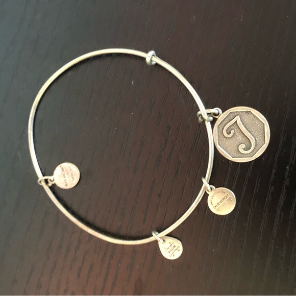 🟢 T/J charm bracelet - Picture 2 of 3